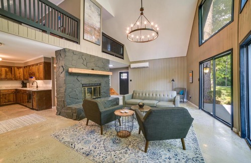 Valdosta House | Stunning Valdosta A-Frame Home with Private Pool!