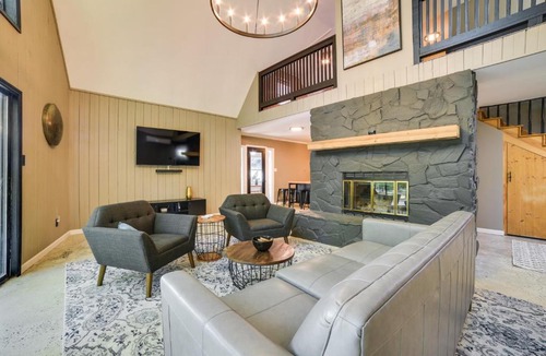 Valdosta House | Stunning Valdosta A-Frame Home with Private Pool!