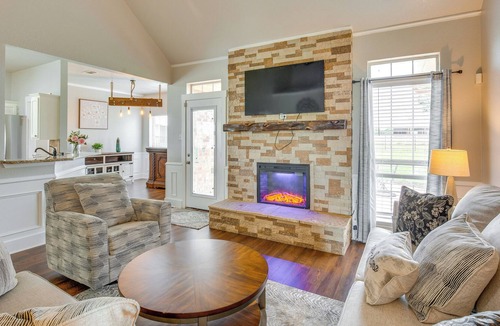 Van Alstyne House | Stunning Van Alstyne Retreat w/Patio & Fireplace!