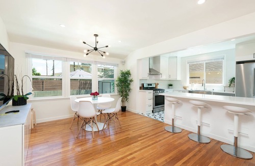 Venice House | Stunning Venice Hideaway with Private Deck & Yard! Minutes to everything!