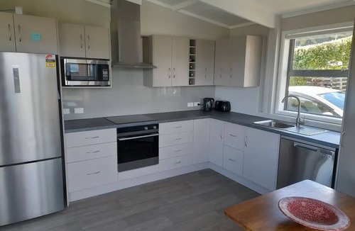 Korokoro House | Stunning view & hot tub. New house handy to townnn