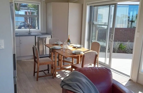 Korokoro House | Stunning view & hot tub. New house handy to townnn