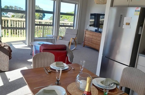 Korokoro House | Stunning view & hot tub. New house handy to townnn