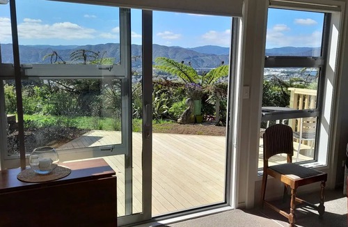 Korokoro House | Stunning view & hot tub. New house handy to townnn