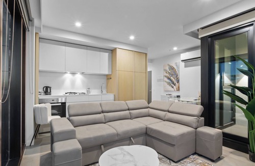 Docklands Apartment | Stunning View & Prime Location!