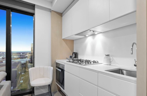 Docklands Apartment | Stunning View & Prime Location!