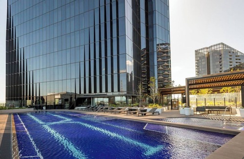 Docklands Apartment | Stunning View & Prime Location!