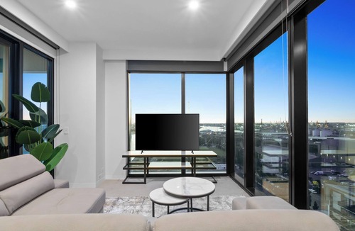 Docklands Apartment | Stunning View & Prime Location!