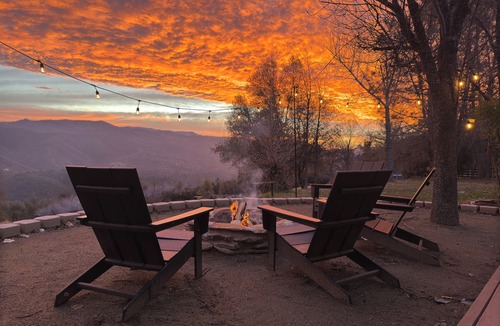 Midpines House | Stunning Views, 35 Min to Yosemite, Private Pickleball, Fire Pit, Level 2 EV!