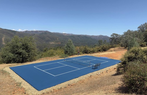 Midpines House | Stunning Views, 35 Min to Yosemite, Private Pickleball, Fire Pit, Level 2 EV!
