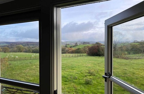 Macclesfield House | Stunning Views | 4BR Real Fires & Dog-Friendly