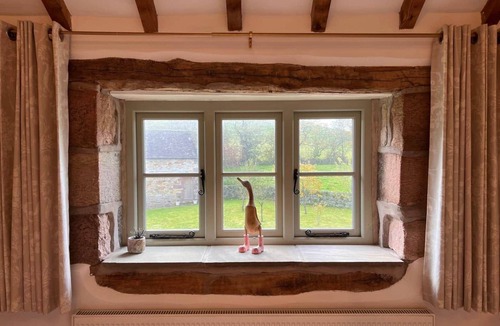 Macclesfield House | Stunning Views | 4BR Real Fires & Dog-Friendly
