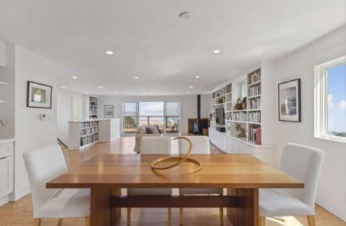 Uptown Brisbane House | Stunning Views by the Bay 2BR