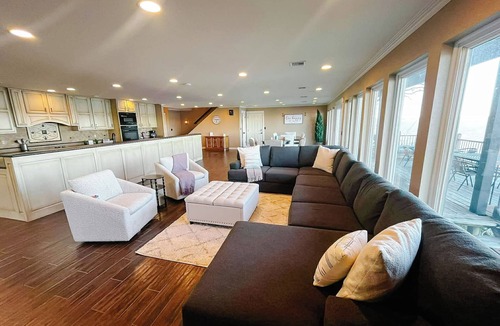 Afton House | Stunning Views, Hot Tub, Pool Table, new furniture!