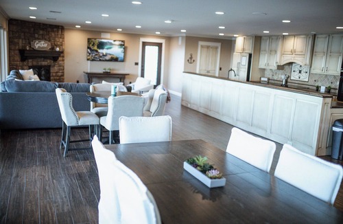 Afton House | Stunning Views, Hot Tub, Pool Table, new furniture!