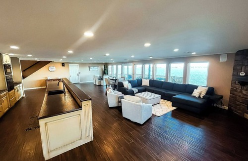 Afton House | Stunning Views, Hot Tub, Pool Table, new furniture!