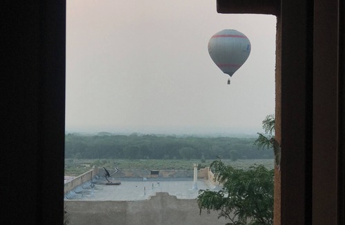 La Luz Del Sol House | Stunning views of sunrises and hot air balloons. Zen garden & a hot tub await.