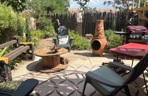 La Luz Del Sol House | Stunning views of sunrises and hot air balloons. Zen garden & a hot tub await.