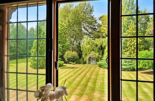 Tring House | Stunning villa for 16 people with WIFI, hot tub and pets allowed