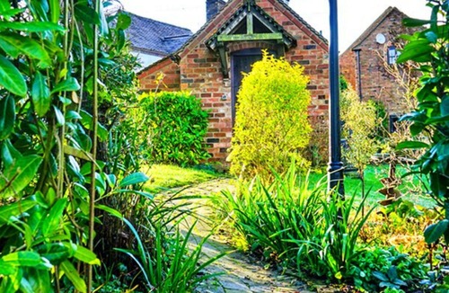 Coalbrookdale House | Stunning villa for 2 guests with WIFI, pets allowed and parking