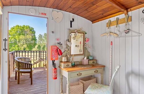 Dunbridge House | Stunning villa for 4 people with pets allowed