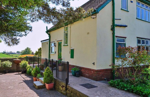 Ault Hucknall House | Stunning villa for 5 guests with WIFI and pets allowed