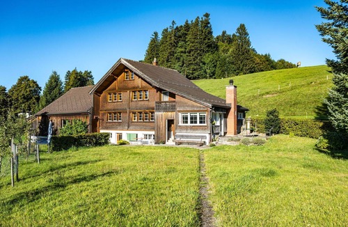 Obereggz House | Stunning villa for 6 guests with WIFI, TV, patio, pets allowed, panoramic view and parking