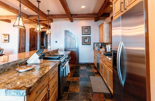 Homewood Villa | Stunning Villa right on the Lake