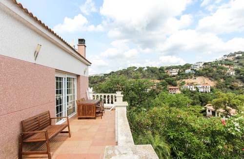 Lloret de Mar Cottage | Stunning Villa with Private Pool, A/C, Near Beach, Mountain Views, and Parking