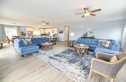 Long Neck House | Stunning-waterfront, beach, pools, family fun & pets!