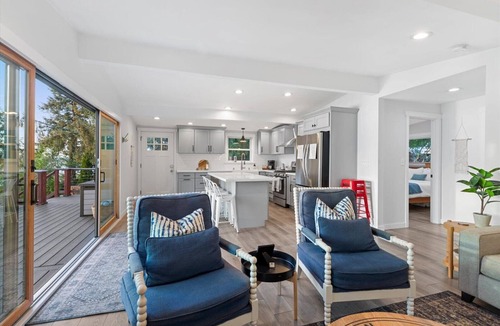 Warm Beach House | Stunning Waterfront Beach House