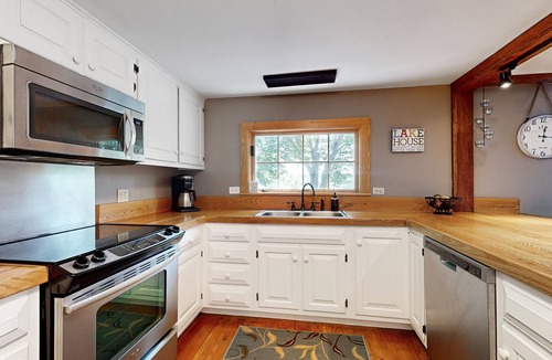 South China House | Stunning waterfront home with beach frontage & dock, & fast WiFi