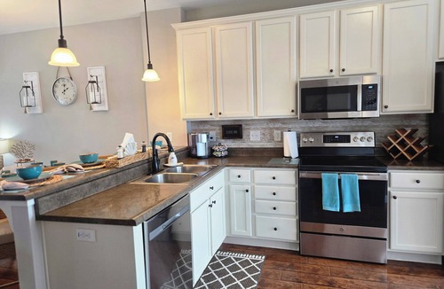 Ottawa House | Stunning Waterfront Rooftop in Heritage Harbor Sleeps 10-11!