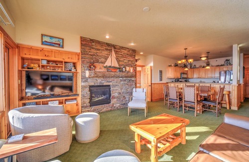 Two Harbors Apartment | Stunning Waterfront Condo- Pool/Hot Tub/Sauna (3BR 3Bath)