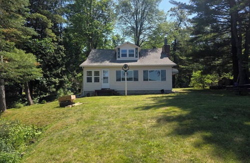 St. Helen Cottage | Stunning Waterfront Views. Dock Use. Cozy. Large fire pit and outdoor seating.