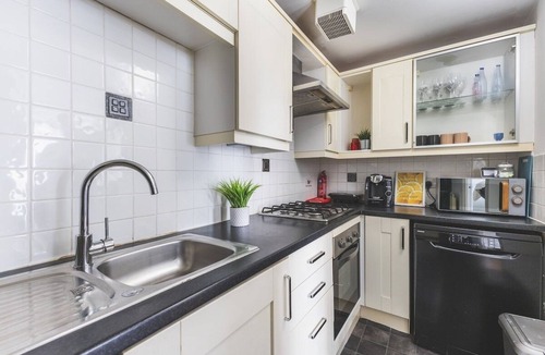 Preston Apartment | Stunning Wembley Flat | 2 Baths & Parking