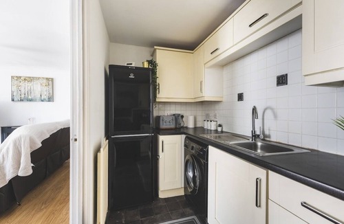 Preston Apartment | Stunning Wembley Flat | 2 Baths & Parking