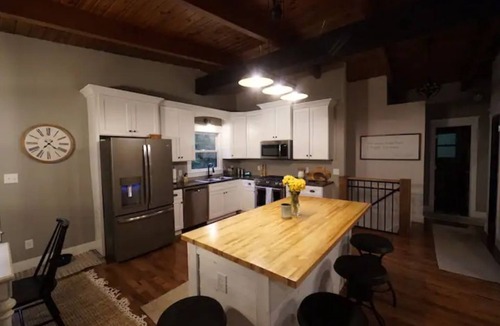 Waverly House | Stunning Wooded Retreat! A River Runs Through It…Hot Tub-Arcade-Kayaks-Nature