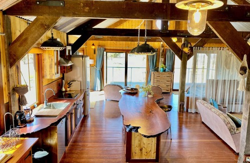 Hay Valley Apartment | Stunningly built open-plan Studio in natural pastureland setting