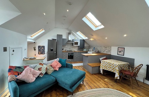 Clapton Apartment | Stunningly Vibrant 1BD Flat, Lower Clapton
