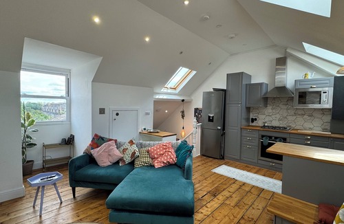 Clapton Apartment | Stunningly Vibrant 1BD Flat, Lower Clapton