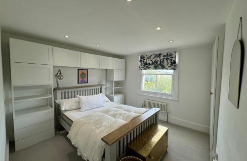 Clapton Apartment | Stunningly Vibrant 1BD Flat Lower Clapton