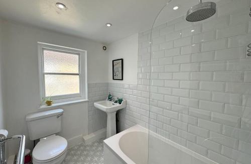 Clapton Apartment | Stunningly Vibrant 1BD Flat Lower Clapton
