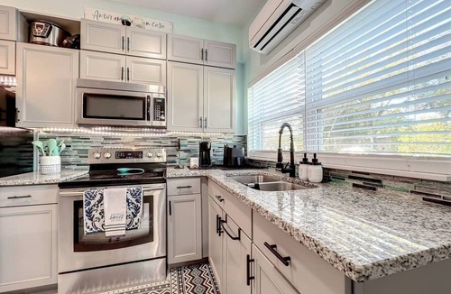 Dover Shores West House | Stuudio | Wi-Fi + Kitchen