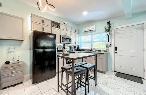 Dover Shores West House | Stuudio | Wi-Fi + Kitchen