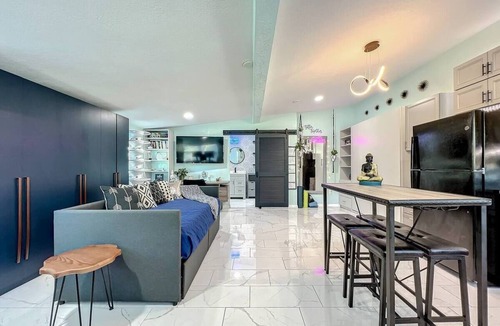 Dover Shores West House | Stuudio | Wi-Fi + Kitchen