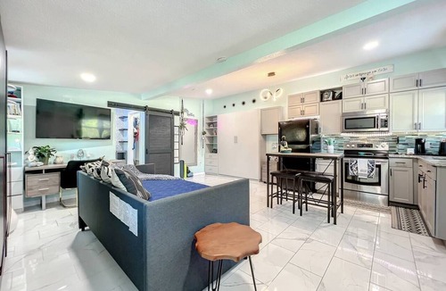 Dover Shores West House | Stuudio | Wi-Fi + Kitchen