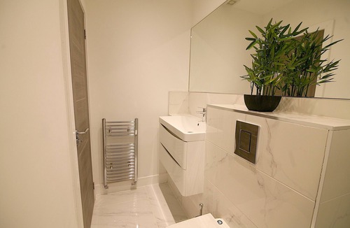 Farnham Common Apartment | Style, comfort, 2 bed