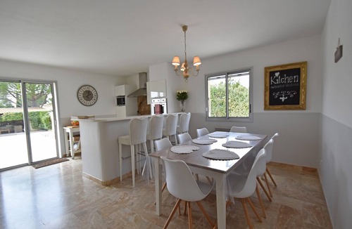 Saint-Quentin-la-Poterie Villa | Stylish Villa in Southern France with Pool