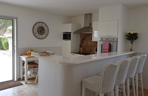 Saint-Quentin-la-Poterie Villa | Stylish Villa in Southern France with Pool